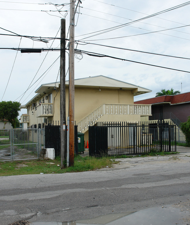 8305 N Miami Ave in Miami, FL - Foto de edificio - Building Photo