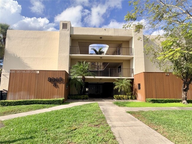 8065 SW 107th Ave in Miami, FL - Building Photo - Building Photo