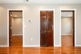 204 Mill St-Unit -1st Floor in Poughkeepsie, NY - Foto de edificio - Building Photo