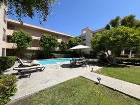 6825 Alabama Ave in Canoga Park, CA - Building Photo