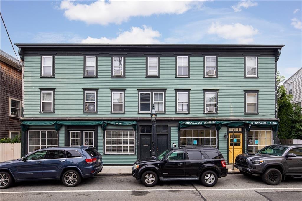130 Spring St in Newport, RI - Building Photo