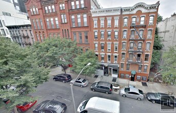 East 1st Street, Unit 4F in New York, NY - Foto de edificio - Building Photo