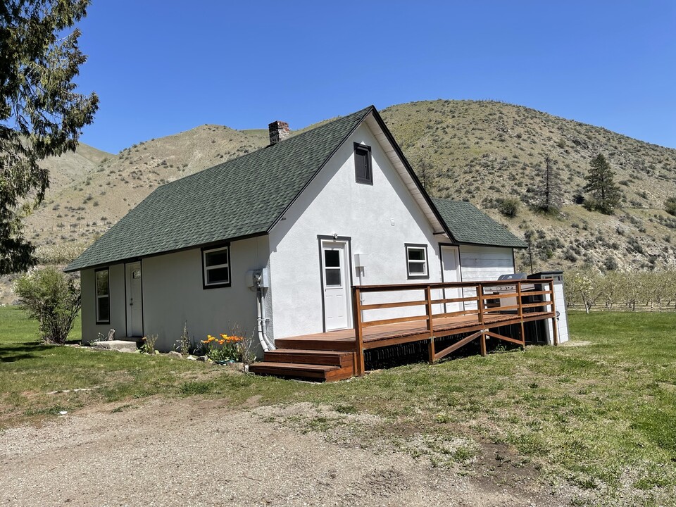 3821 Entiat River Rd in Entiat, WA - Foto de edificio