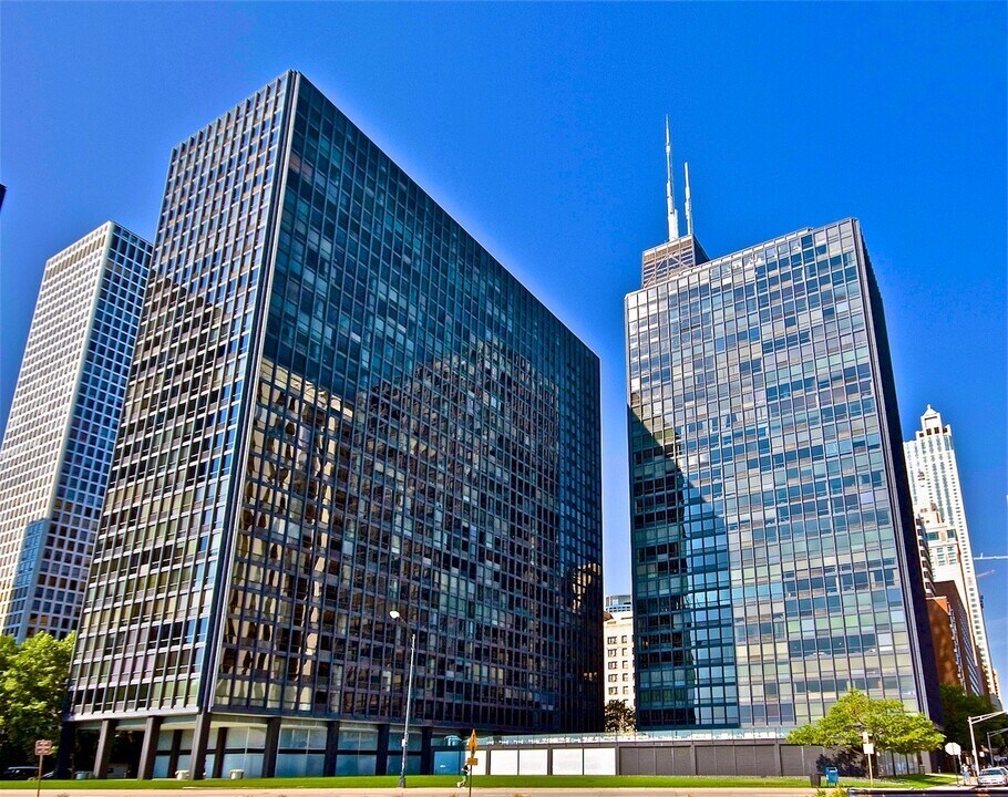 900 N Lake Shore Dr in Chicago, IL - Foto de edificio