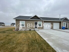 5844 Wildrose Ave in Ammon, ID - Building Photo