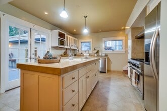 3131 E Corto Pl in Long Beach, CA - Foto de edificio - Building Photo