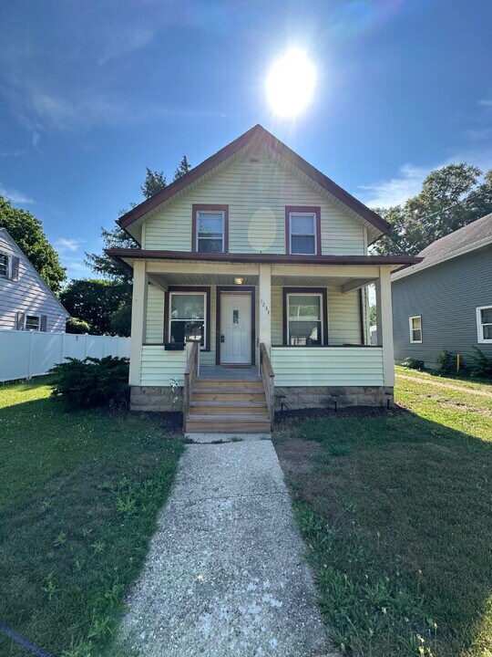 1237 8th St in Beloit, WI - Building Photo