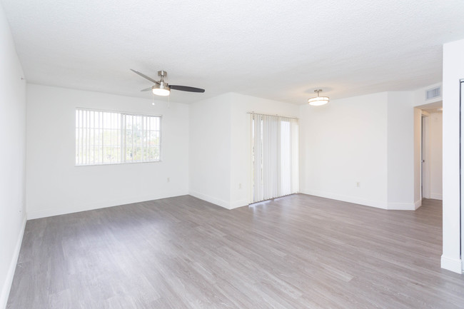 Doral Terrace Apartments - 4-5 Year Wait List in Doral, FL - Foto de edificio - Interior Photo