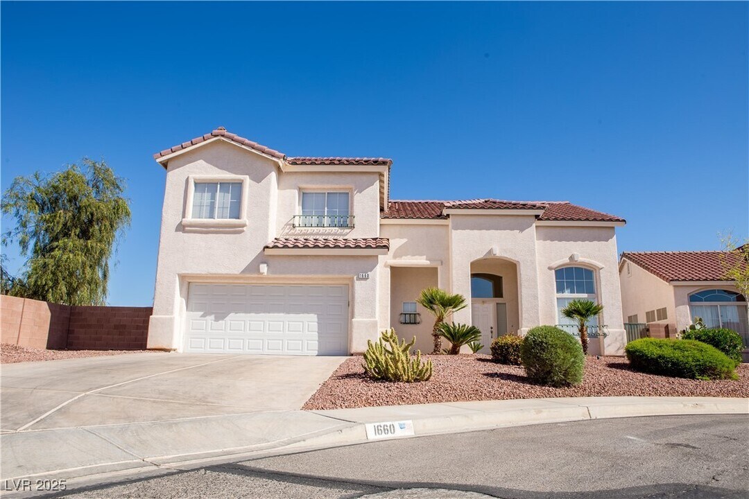 1660 Mt Tremblant Ave in Las Vegas, NV - Foto de edificio
