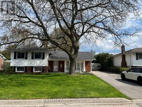 5106 Meadowhill Rd in Burlington, ON - Building Photo - Building Photo