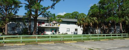 College Park & Green Tree Apartments in Fort Pierce, FL - Foto de edificio - Other