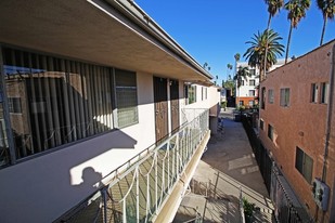 1631 N Harvar in Los Angeles, CA - Foto de edificio - Building Photo