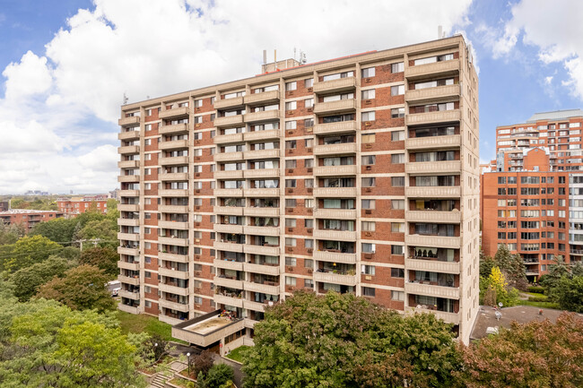 Chateau Doral in Montréal, QC - Building Photo - Building Photo