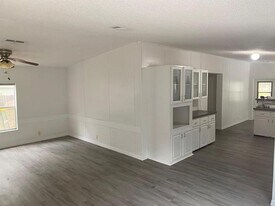 4042 Court St in Zephyrhills, FL - Building Photo