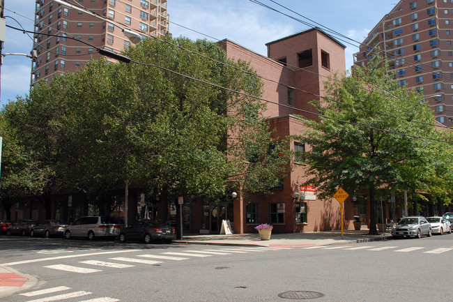 Pier House I Condominiums in Jersey City, NJ - Building Photo - Building Photo