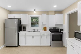 532 W Ravenwood Ave in Youngstown, OH - Building Photo - Building Photo