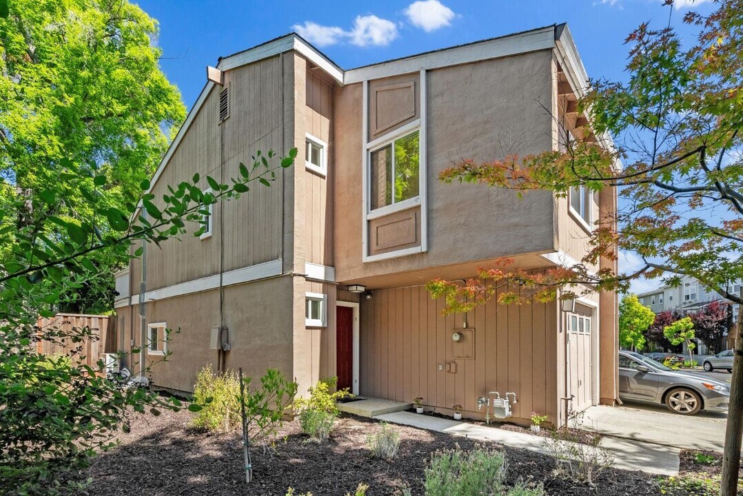 612 Sierra Vista Ave in Mountain View, CA - Foto de edificio