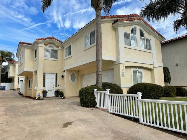 property at 1917 Huntington Ln