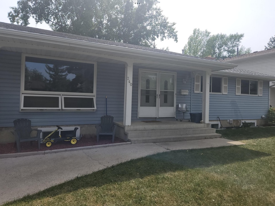 240 Woodpark Pl SW in Calgary, AB - Building Photo
