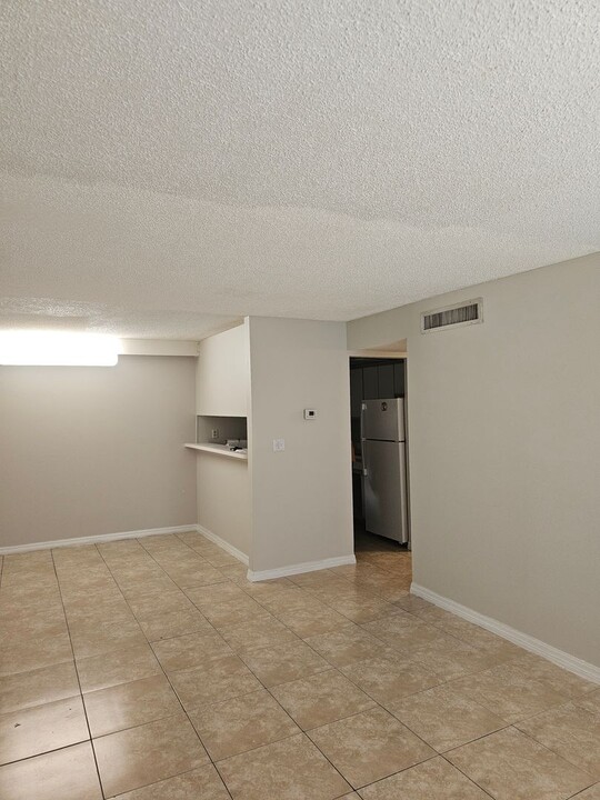 913 W Oak Ridge Rd in Orlando, FL - Building Photo