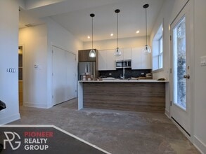 2121 W Belmont Ave, Unit 2R in Chicago, IL - Foto de edificio - Building Photo