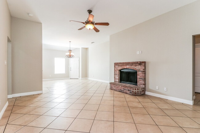 8145 Tanner Ave in Fort Worth, TX - Foto de edificio - Building Photo