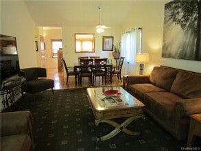 135 W Nyack Rd in Nanuet, NY - Building Photo - Building Photo