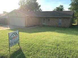 4638 SE Brighton Dr in Lawton, OK - Building Photo