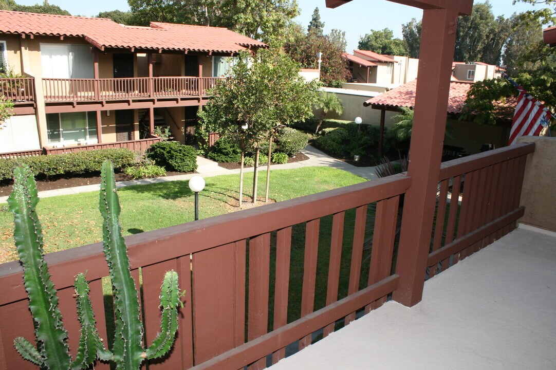 1000 W MacArthur Blvd, Unit 68 in Santa Ana, CA - Building Photo