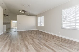 2519 Hollow Oak Ave in North Las Vegas, NV - Foto de edificio - Building Photo