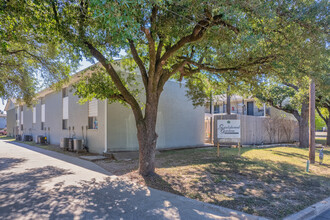 Sandalwood Gardens in Bryan, TX - Building Photo - Building Photo