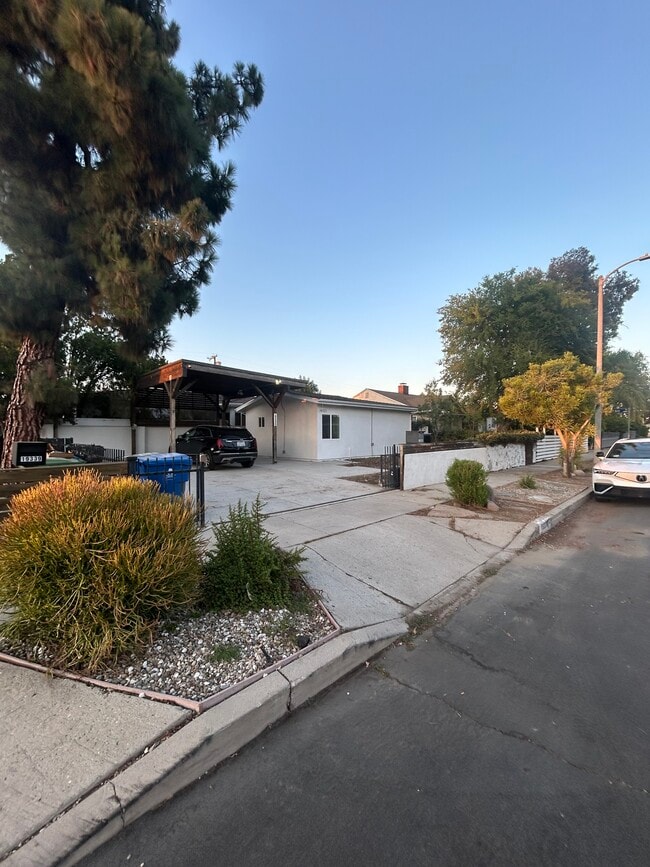 19333 Friar St in Tarzana, CA - Foto de edificio - Building Photo
