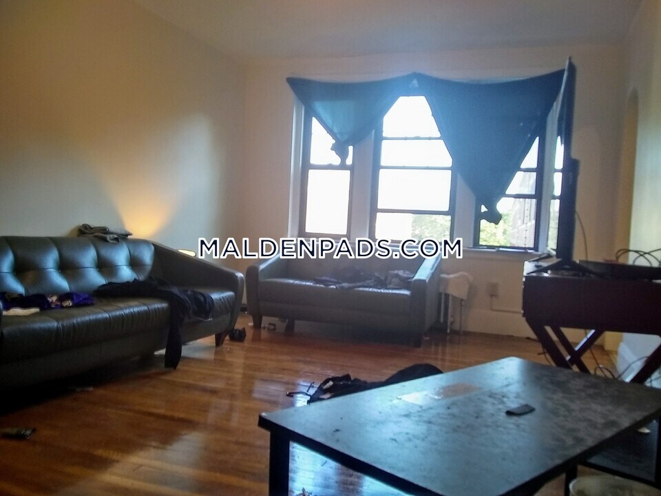 349 Pleasant St in Malden, MA - Building Photo