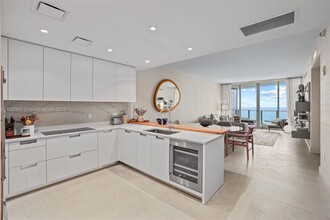 15701 Collins Ave in North Miami Beach, FL - Building Photo - Building Photo