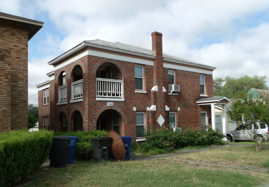 102 E Ridgewood Ct in San Antonio, TX - Building Photo