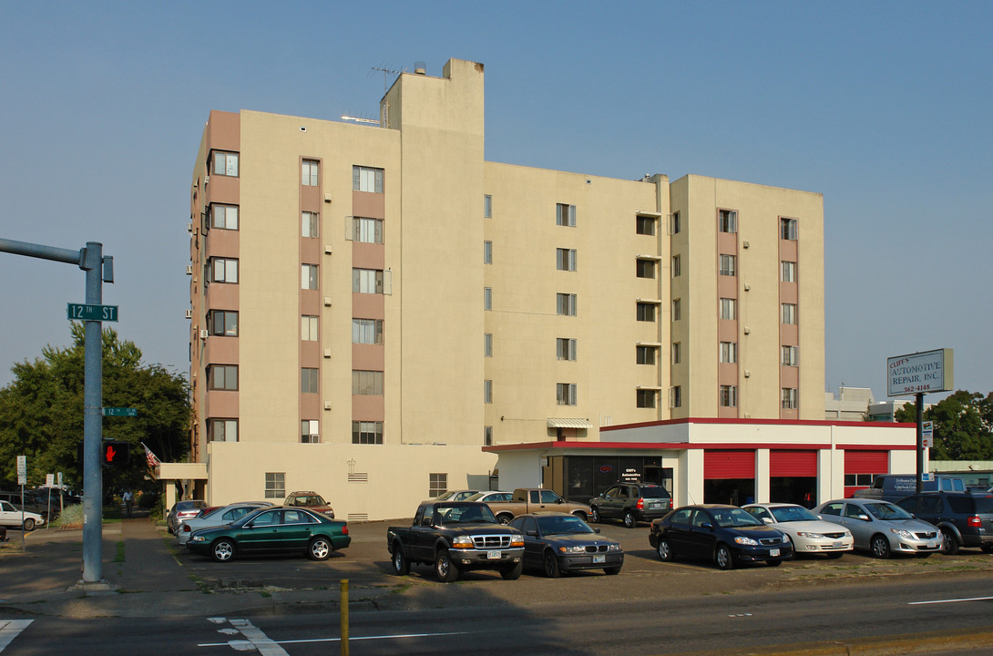 Capitol Plaza in Salem, OR - Building Photo