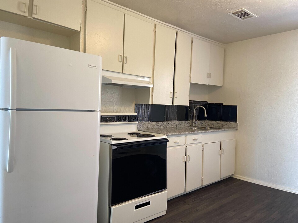 2215 Riverview Dr, Unit C in Irving, TX - Building Photo