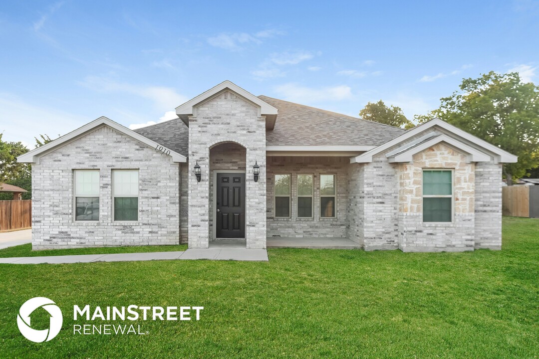 1910 Uhl Rd in Glenn Heights, TX - Building Photo