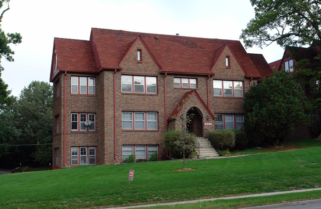 4345 Grand Ave in Des Moines, IA - Foto de edificio - Building Photo