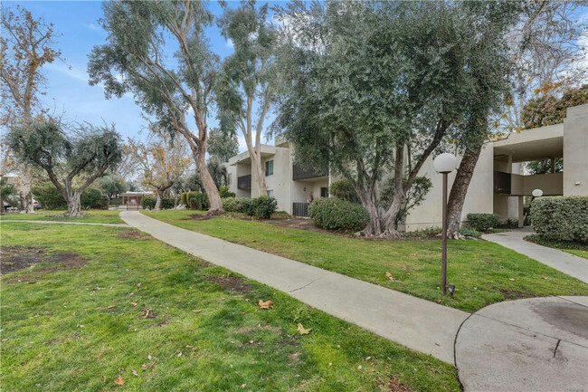 23515 Lyons Ave, Unit 223 in Santa Clarita, CA - Building Photo - Building Photo