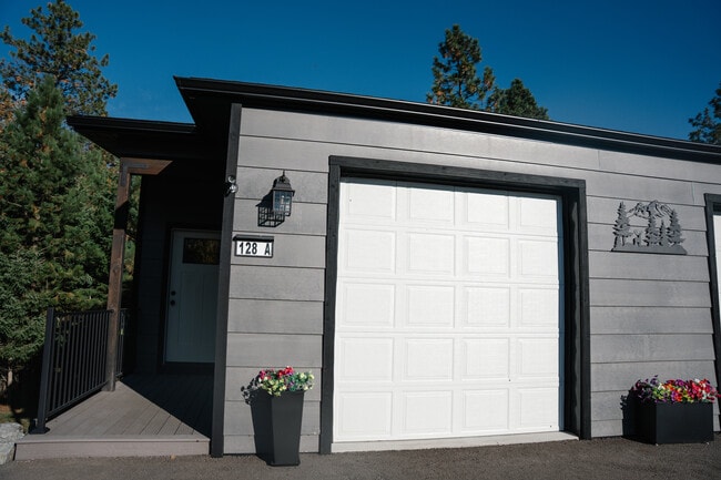 128 Saddle Loop, Unit B in Bigfork, MT - Building Photo - Building Photo