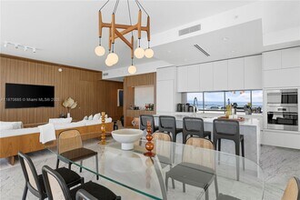 5775 Collins Ave, Unit 503 in Miami Beach, FL - Foto de edificio - Building Photo