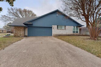 2800 Hedgeway Dr in Arlington, TX - Building Photo - Building Photo