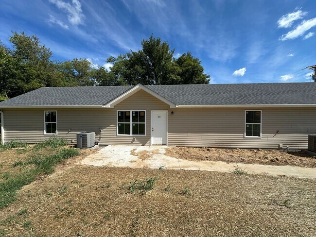 35 Wyatt Ln in Hartsville, TN - Foto de edificio - Building Photo