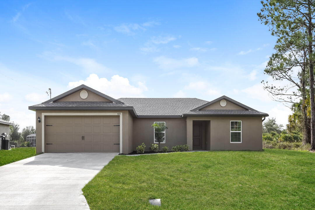 5825 Babian Rd in North Port, FL - Building Photo