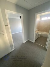 867 West 1st. St. in San Pedro, CA - Foto de edificio - Building Photo