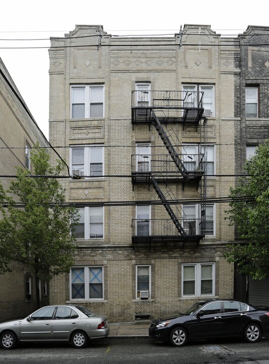 5604 Hudson Ave in West New York, NJ - Foto de edificio