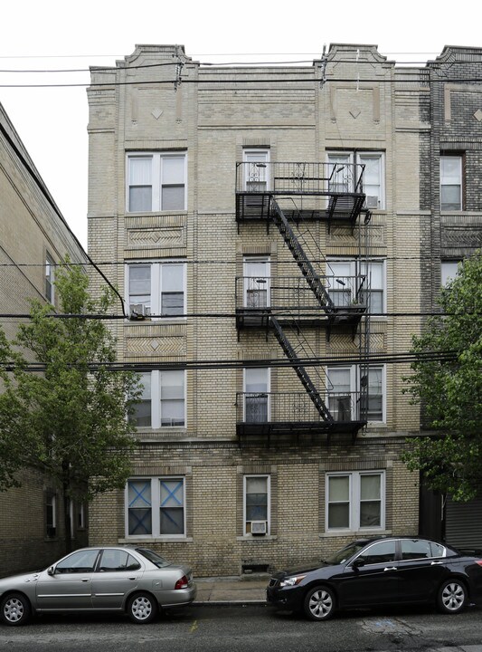 5604 Hudson Ave in West New York, NJ - Building Photo