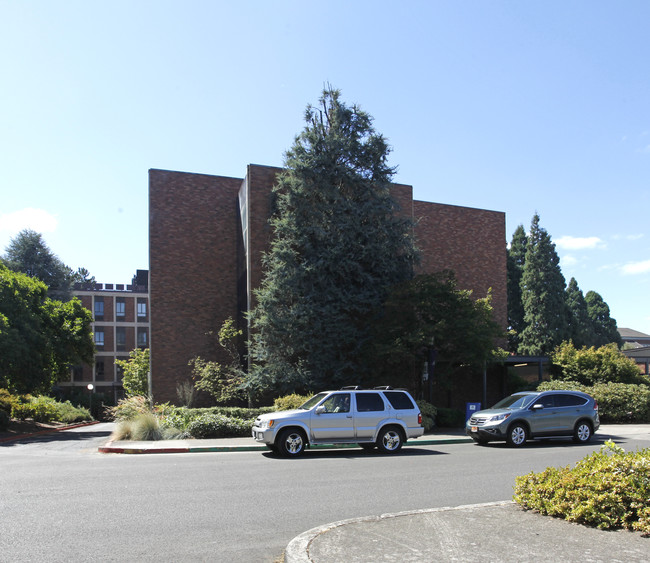 Haggerty & Tyson Halls in Portland, OR - Foto de edificio - Building Photo