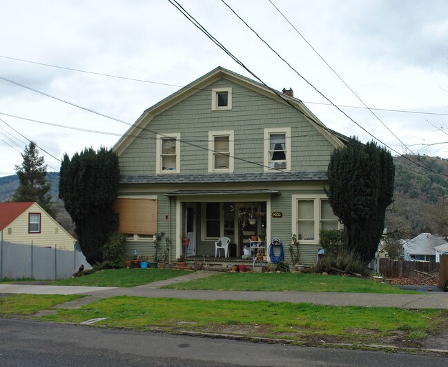 1632 SE Main St in Roseburg, OR - Foto de edificio - Building Photo